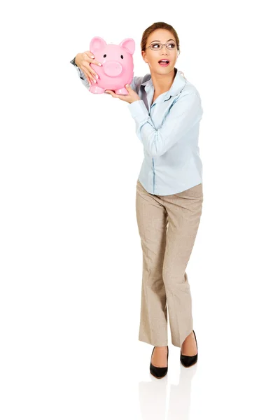 Frau hält Sparschwein. — Stockfoto