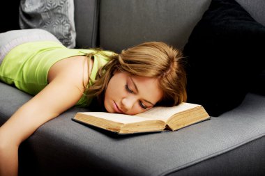 Kitap kafasında olan yorgun kadın.