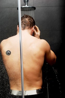 yakışıklı adama duş.