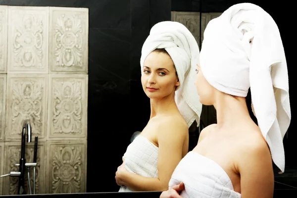 Mujer hermosa natural en el baño . —  Fotos de Stock