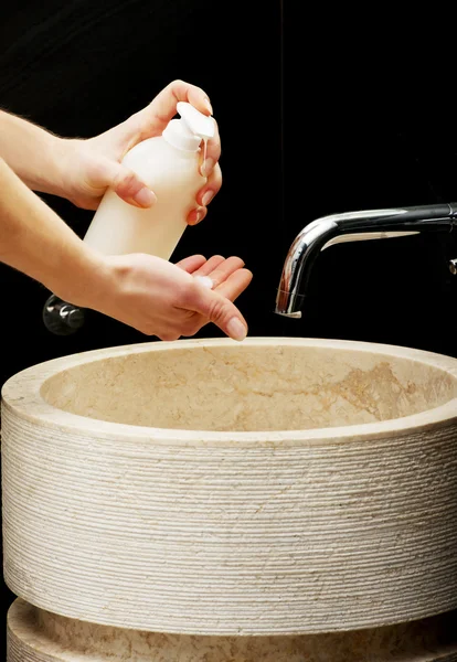 Frau putzt ihre Hände. — Stockfoto