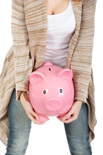 Vrouw bedrijf piggy bank. — Stockfoto