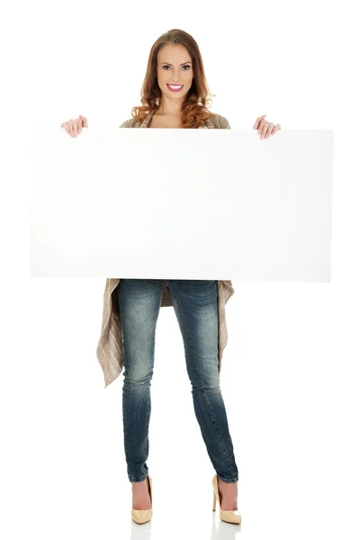 Mulher feliz com placa em branco. — Fotografia de Stock