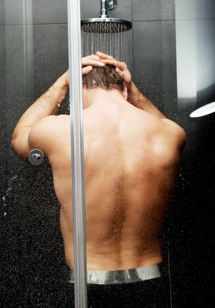 Hombre guapo en la ducha . — Foto de Stock