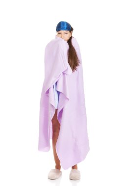 Sabah kadın yorgan içinde sarılmış.