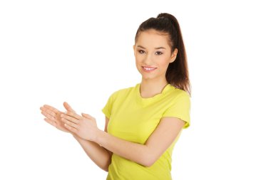 Genç mutlu alkışlayan kadın.