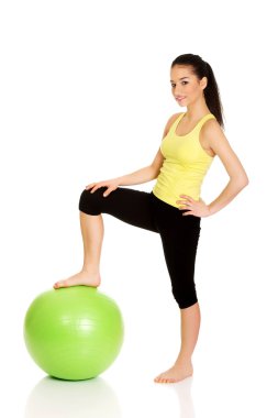genç kadın egzersiz Pilates topu.