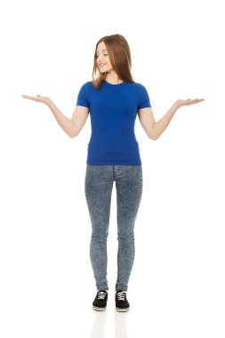 Gülümseyen kadın avucunda gösterilen.