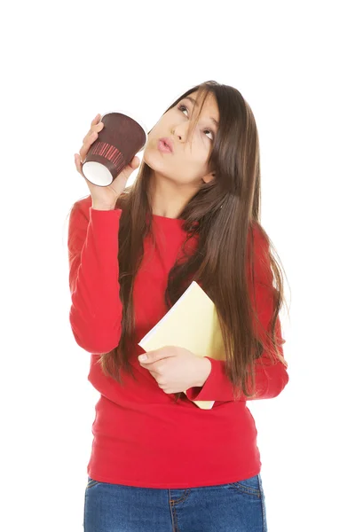 Jonge vrouw met koffie en notebook. — Stockfoto