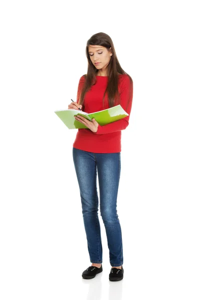 Joven estudiante escribiendo en su nota . —  Fotos de Stock