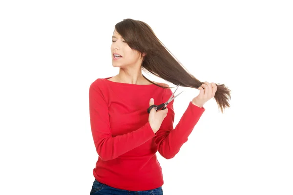 Donna depressa che si taglia i capelli . — Foto Stock