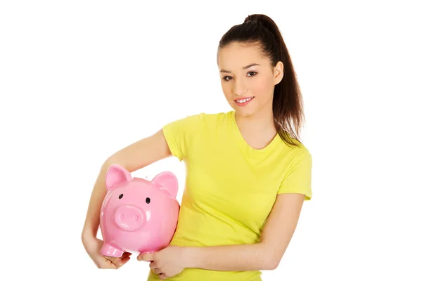 Mulher feliz segurando piggybank . — Fotografia de Stock