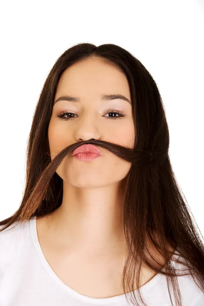 Mulher adolescente colocando o cabelo como bigode . — Fotografia de Stock