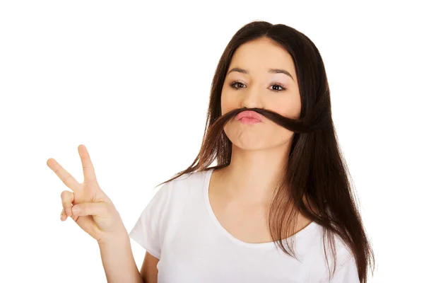 Adolescente mujer poniendo pelo como bigote . —  Fotos de Stock