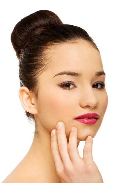 Vrouw met volledige make-up gezicht aan te raken. — Stockfoto