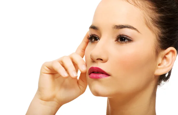 Frau mit vollem Make-up berühren Gesicht. — Stockfoto