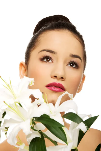 Schoonheid gezicht van een vrouw met bloem. — Stockfoto