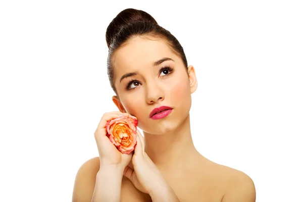 Hermosa mujer con rosa rosa . —  Fotos de Stock