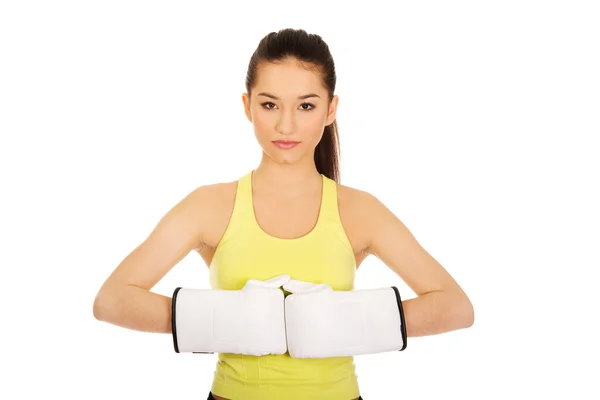 Mulher fitness vestindo luvas de boxe . — Fotografia de Stock