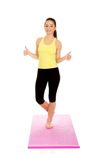 Fitness woman show thumbs up sign. — Stock Photo, Image