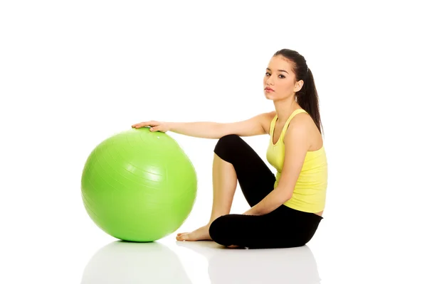 Молодая женщина упражняется с пилатесом мяч . — стоковое фото