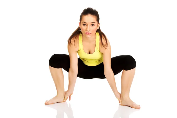 Frau macht Stretchübung. — Stockfoto