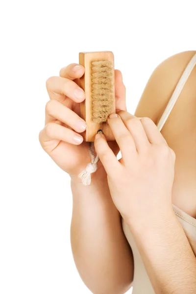 Mujer limpiando sus uñas con cepillo . — Foto de Stock