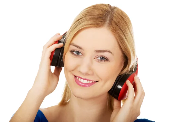 Mulher com fones de ouvido ouvindo música. — Fotografia de Stock
