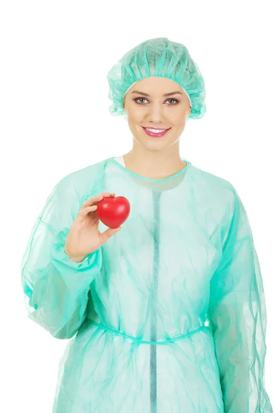 Female doctor with heart model. — Stock Photo, Image