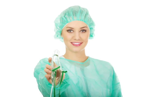 Kvinnliga läkare anläggning syrgasmask. — Stockfoto