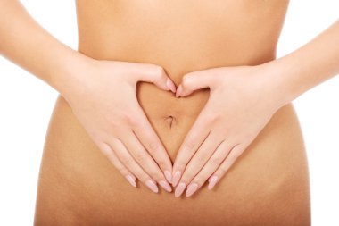 kadın elleri göbek üzerinde.