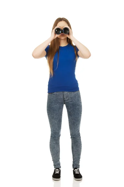 Young woman with binoculars. — Stock Photo, Image