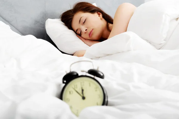 Frau schläft im Bett. — Stockfoto