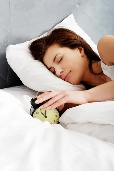 Vrouw Hiermee schakelt u alarm clock. — Stockfoto