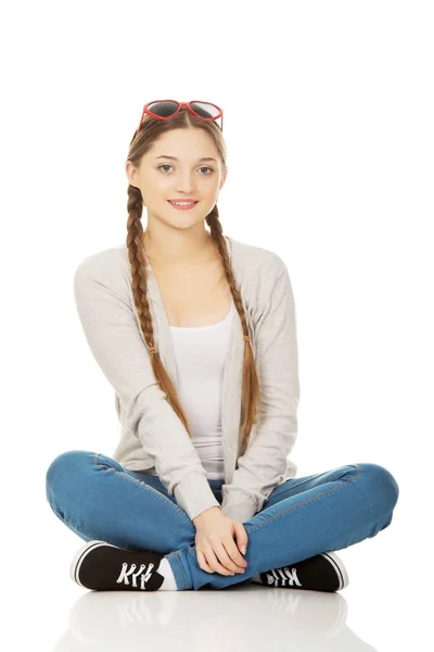 Teen woman sitting wearing sunglasses. — Stock Photo, Image