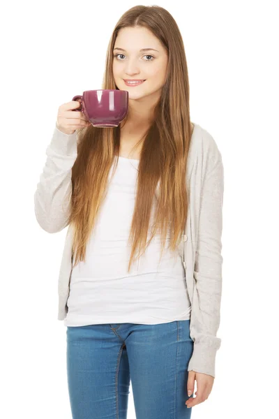 Teenager-Frau mit einer Tasse Tee. — Stockfoto