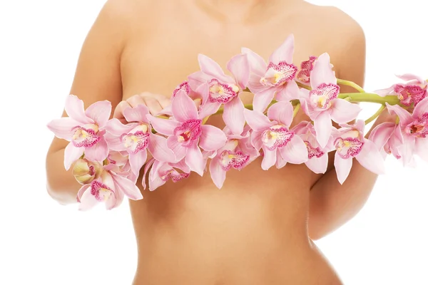 花与女人覆盖乳房. — 图库照片