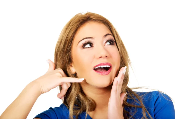 Mujer haciendo una señal de llamada . — Foto de Stock