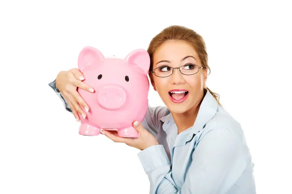Vrouw bedrijf piggy bank. — Stockfoto