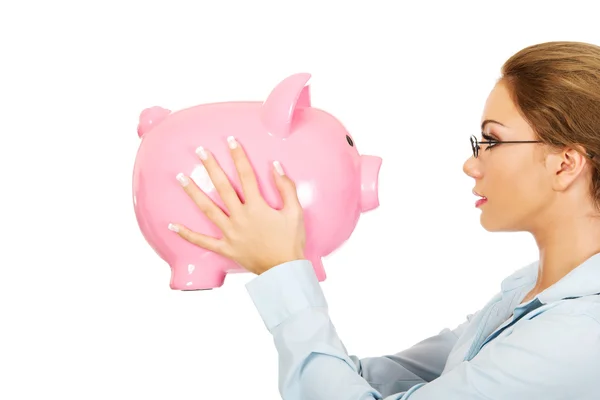 Mujer sosteniendo alcancía . — Foto de Stock