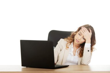 Yorgun işkadını üstünde laptop çalışma.