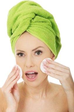 Pamuk tamponlarla şok kadınla.