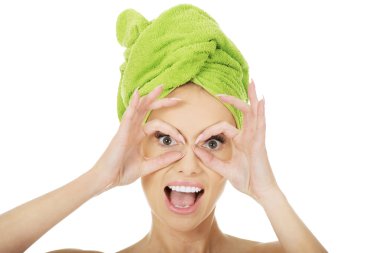 Parmakları Tamam gözlüklerle izlerken kadın.