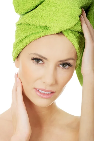 Bellezza donna con asciugamano turbante . — Foto Stock