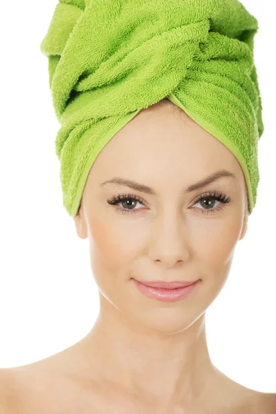 Skönhet kvinna med turban handduk. — Stockfoto