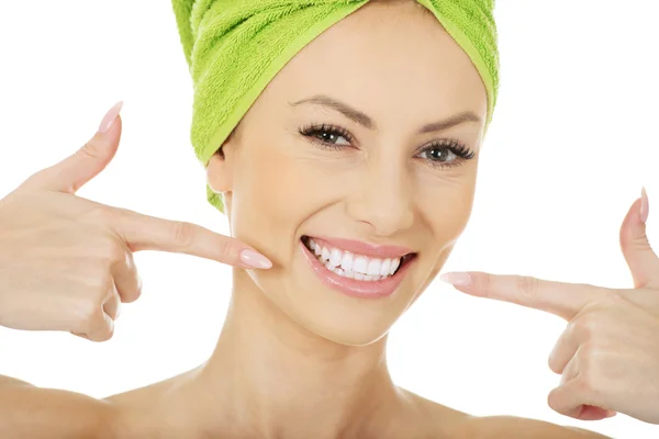 Mulher apontando para os dentes . — Fotografia de Stock