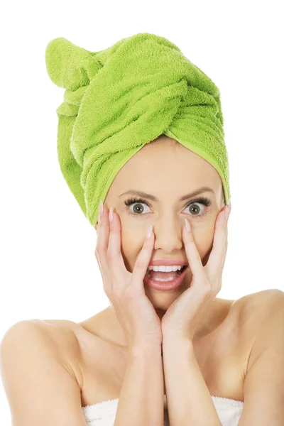 Geschokt vrouw met tulband handdoek. — Stockfoto