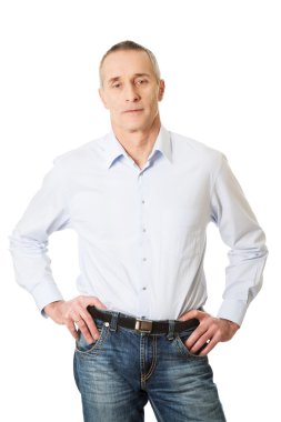 Kalça elleri ile yakışıklı adam