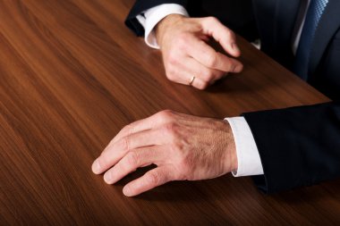 businessmans Eller masanın üstüne koydum