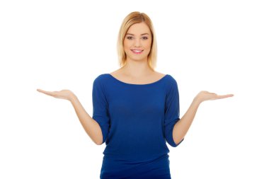 boş ellerle genç kadın.